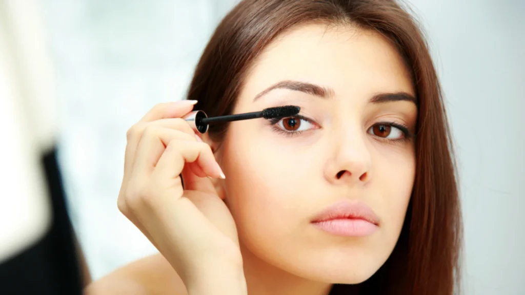 How Long Do Mascara and Eyeliner Last On the Eyes?