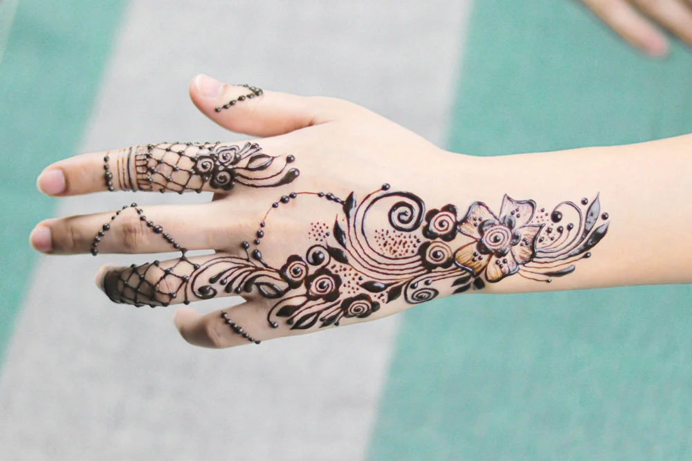 henna back hand mehendi art
