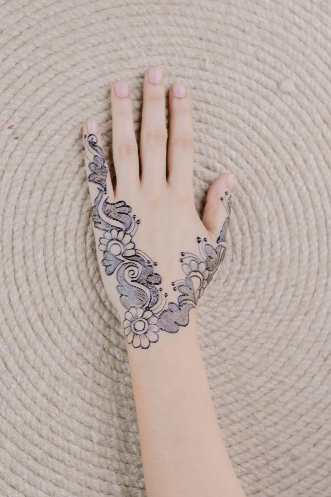 henna back hand design