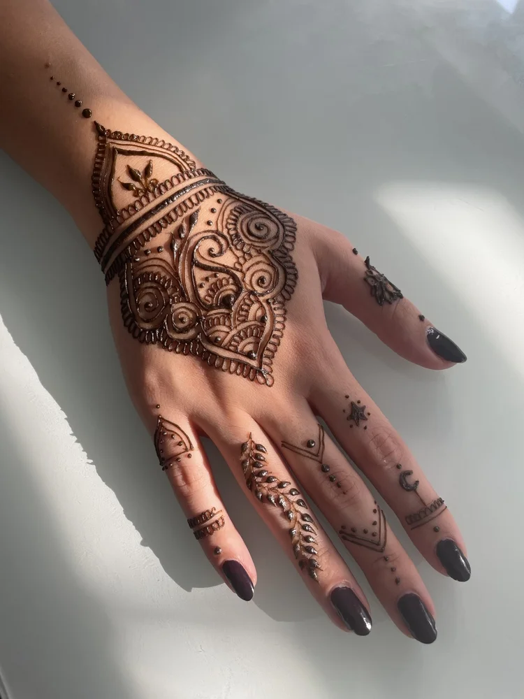 indian bride mehndi design for back hand