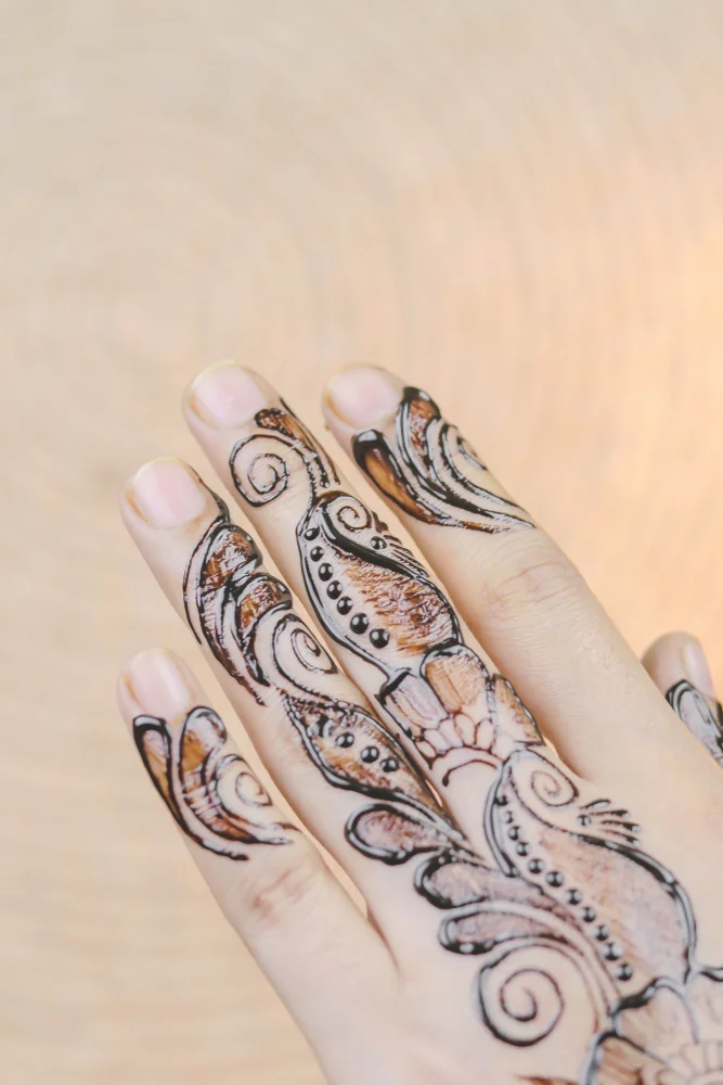 henna art back hand