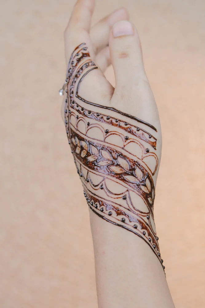 petal back hand henna